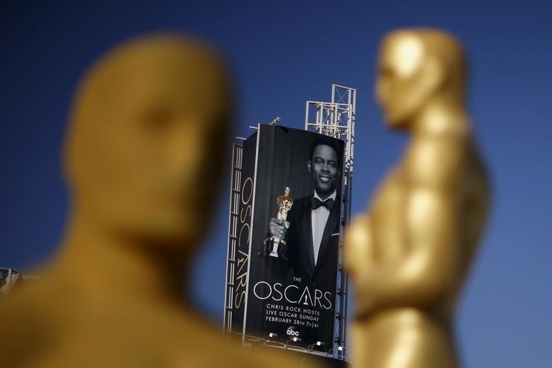 © Reuters. DiCaprio, favorito para ganar el Oscar, el presentador Chris Rock podría sorprender