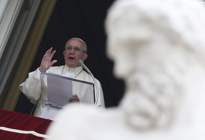 © Reuters. Papa pide respuesta coordinada para los refugiados y ve con esperanza tregua en Siria 