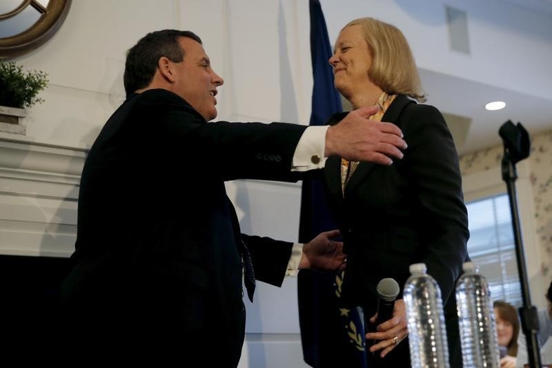 © Reuters. Republican presidential candidate and New Jersey Governor Chris Christie embraces Hewlett Packard Enterprise CEO Meg Whitman at town hall campaign stop in Bow