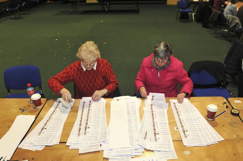 © Reuters. Election officials take part in the 8th count on the second day of the General Election count in the RDS in Dublin