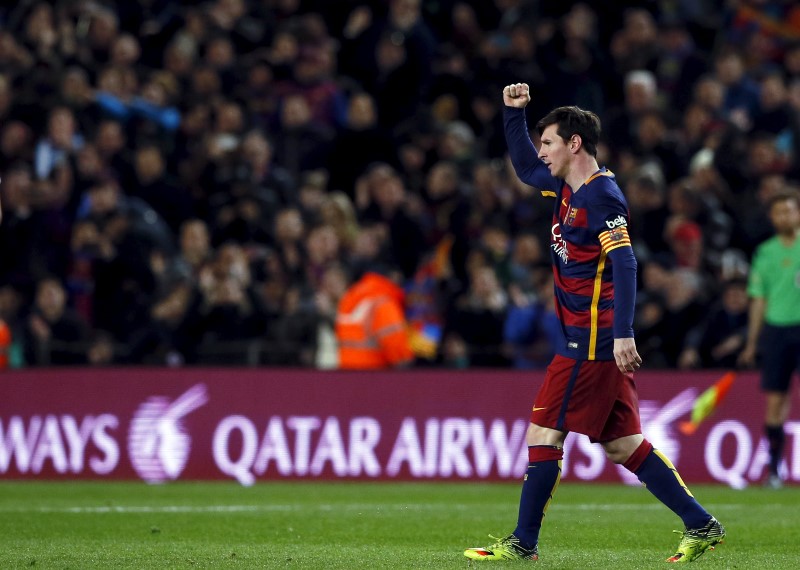 © Reuters. بيكي يسجل هدف فوز برشلونة على أشبيلية في الدوري الاسباني