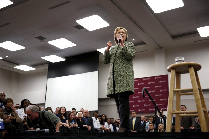 © Reuters. U.S. Democratic presidential candidate Hillary Clinton speaks to supporters at Meharry Medical College in Nashville