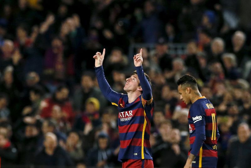 © Reuters. El argentino Lionel Messi celebra su gol ante Sevilla en partido por la Liga española de fútbol