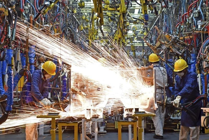 © Reuters. Employees work along a production line at a factory of Dongfeng Nissan Passenger Vehicle Co. in Zhengzhou