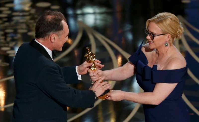 © Reuters. Patricia Arquette presents Britain's Mark Rylance with the Oscar for Best Supporting Actor for the movie "Bridge of Spies" at the 88th Academy Awards in Hollywood