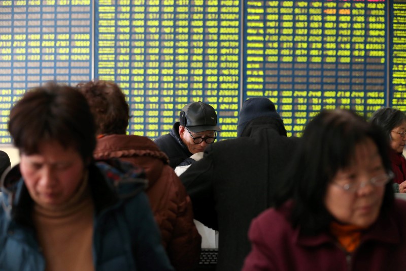 © Reuters. Investors check stock information at a brokerage house in Nantong