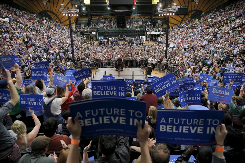 © Reuters. The crowd cheers as U.S. Democratic presidential candidate and U.S. Senator Bernie Sanders speaks at a campaign rally in Fort Collins