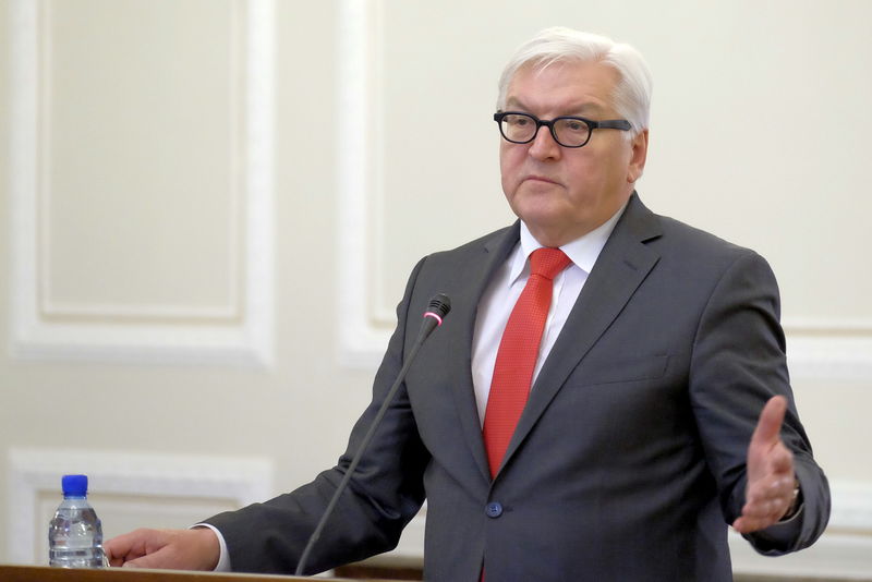 © Reuters. German Foreign Minister Frank-Walter Steinmeier gestures as he attends a joint news conference with his Iranian counterpart Mohammad Javad Zarif in Tehran 