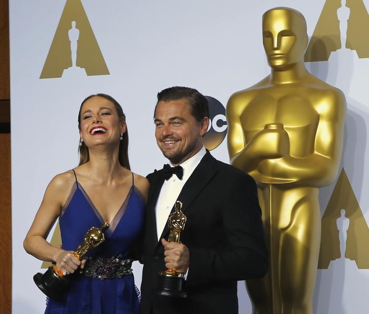 © Reuters. LEONARDO DICAPRIO ET BRIE LARSON RÉCOMPENSÉS AUX OSCARS