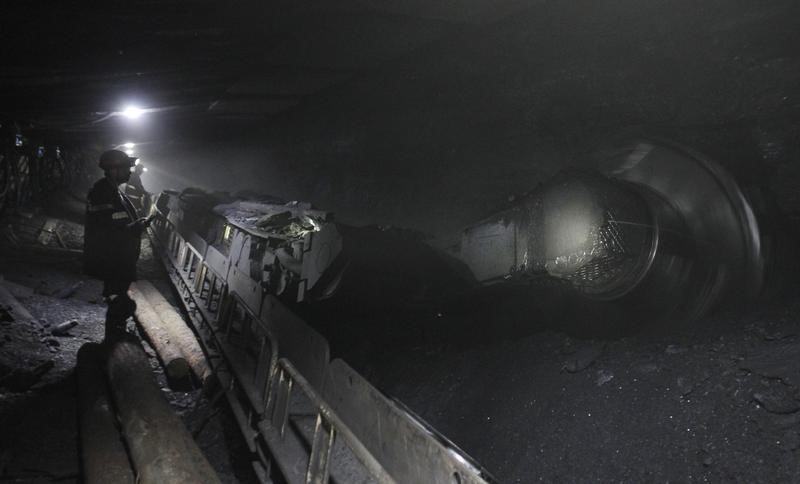 © Reuters. Miners work in a Komsomolskaya coal mine about 1080 meters under the surface in the city of Vorkuta