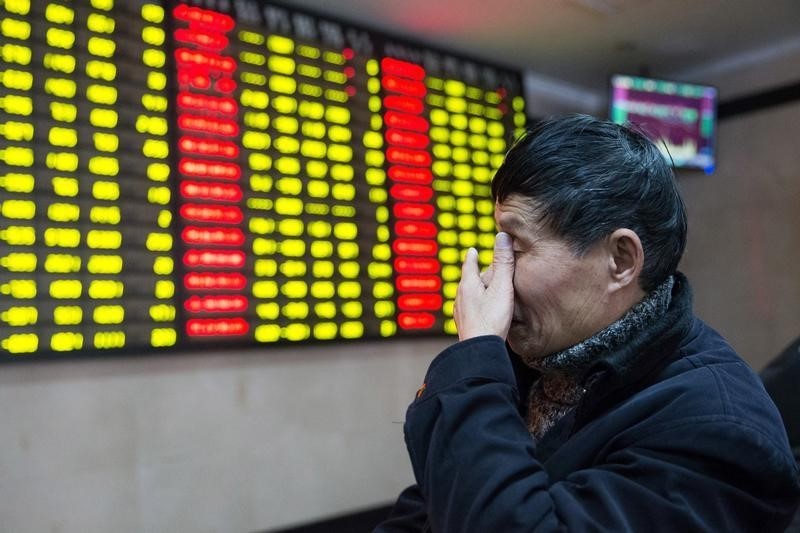 © Reuters. RECHUTE DES BOURSES CHINOISES 