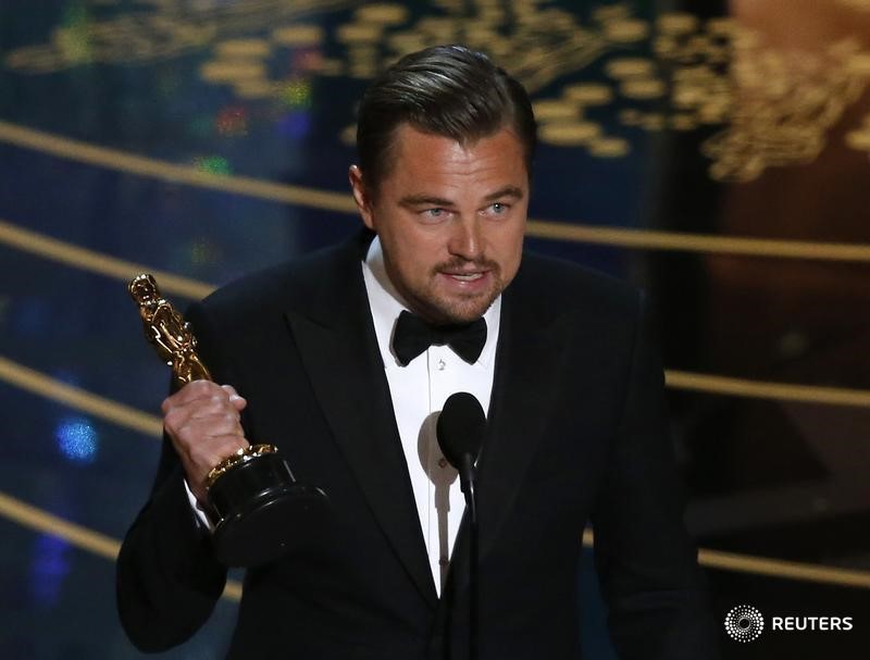 © Reuters. Leonardo DiCaprio recebe o Oscar de melhor ator por "O Regresso"