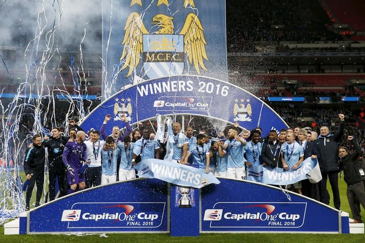 © Reuters. El Manchester City derrota al Liverpool por penaltis y gana la Copa inglesa