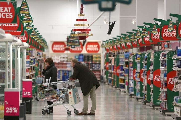 © Reuters. Customers shop at a Sainsbury's store in London, Britain