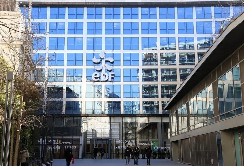 © Reuters. EDF MONTE À LA BOURSE DE PARIS QUI EST EN BAISSE À MI-SÉANCE 