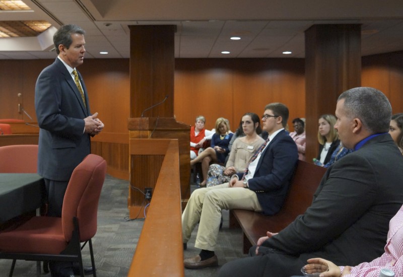 © Reuters. Georgia Secretary of State Brian Kemp speaks with visitors to the state capitol about the "SEC primary" involving a group of southern states voting next month in Atlanta, Georgia