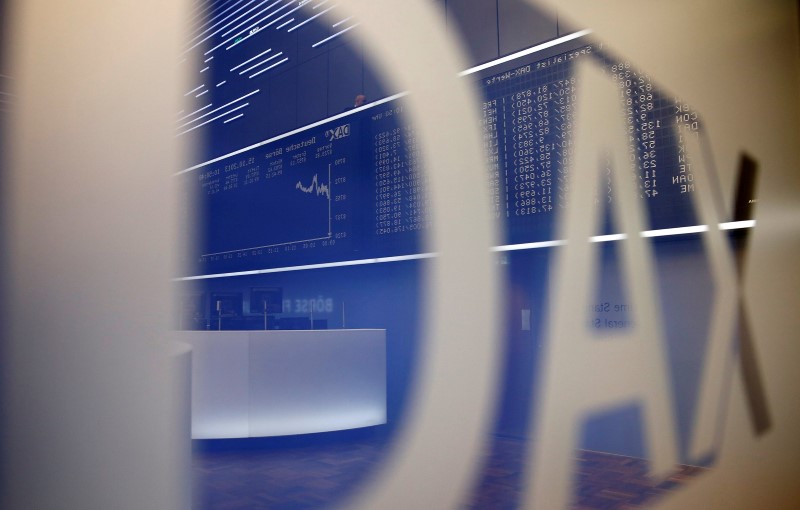 © Reuters. LES BOURSES EUROPÉENNES DANS LE ROUGE À MI-SÉANCE 