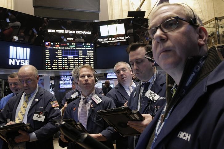 © Reuters. Traders work on the floor of the NYSE 