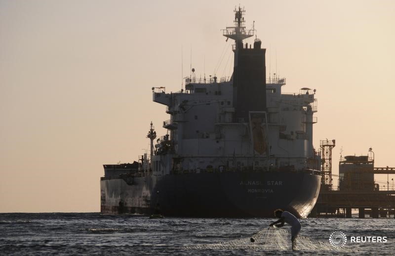 © Reuters. Нефтяной танкер у города Дуба в Саудовской Аравии