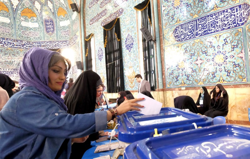 © Reuters. الإصلاحيون يشيدون بمكاسبهم والمتشددون يهونون من التحول في انتخابات إيران