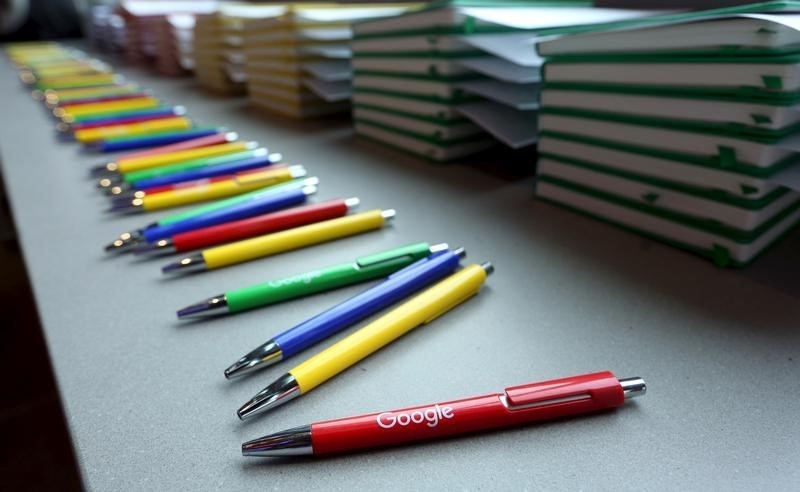 © Reuters. Pens and notebooks in Google's colors are prepared for the media before the unveiling of Google's new Canadian engineering headquarters in Kitchener-Waterloo