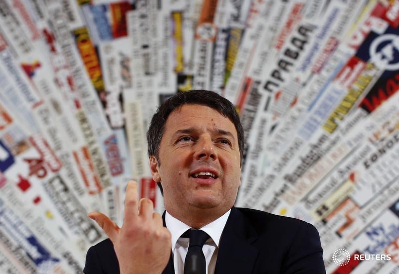 © Reuters. Italy's Prime Minister Matteo Renzi gestures as he speaks during a news conference with foreign press in Rome