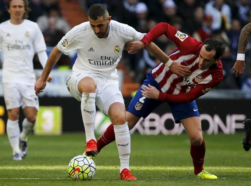 © Reuters. Benzema sufre una lesión muscular, sería baja tres semanas en el Madrid
