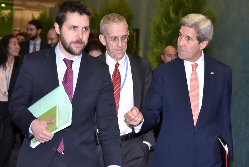 © Reuters. U.S. Secretary of State Kerry walks with White House senior advisor Deese and U.S. Special Envoy for Climate Change Stern to attend a meeting with French Foreign Minister during the COP 21 United Nations conference on climate change in Paris 