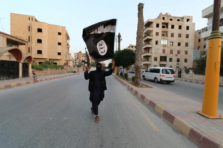 © Reuters. الدولة الإسلامية تعلن مسؤوليتها عن هجوم أودى بحياة 27 شخصا في العراق
