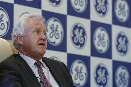 © Reuters. GE VEUT POURSUIVRE SES RÉDUCTIONS DE COÛTS