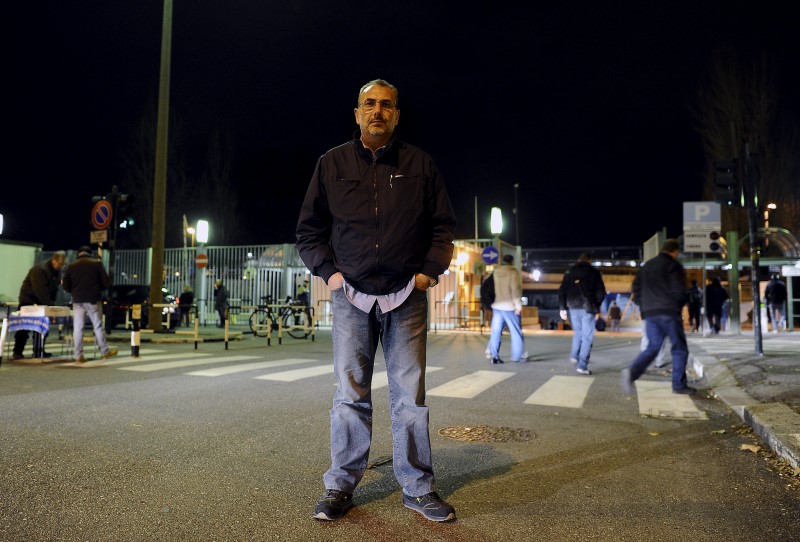 © Reuters. FCA worker Baldari poses outside the entrance of Mirafiori plant in Turin