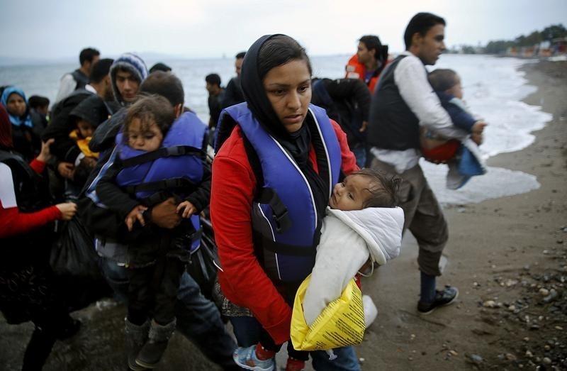 © Reuters. مهاجرون في اليونان يرزحون تحت وطأة الجوع والبرد