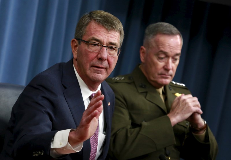 © Reuters. Ash Carter e o general Joseph Dunford concedem entrevista no Pentágono