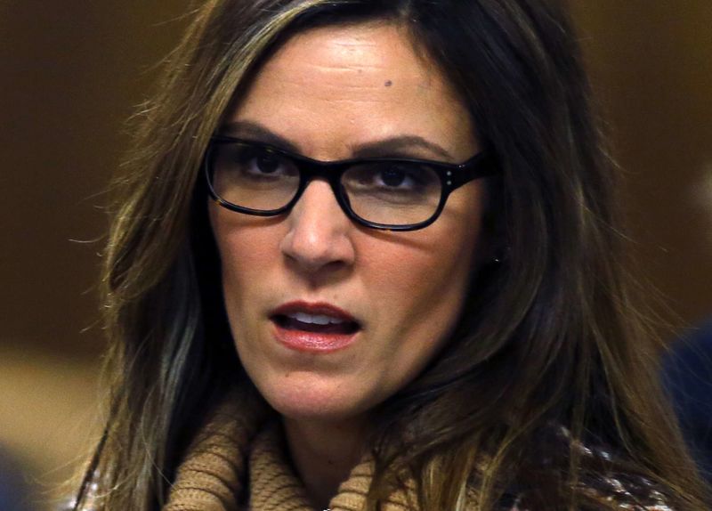 © Reuters. Taya Kyle, widow of former Navy SEAL Chris Kyle, stands in the courtroom during a break in the capital murder trial of former Marine Corporal Eddie Ray Routh in Stephenville, Texas