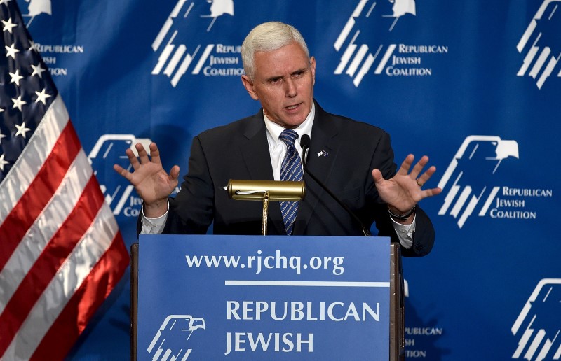 © Reuters. Indiana Gov. Mike Pence speaks during the Republican Jewish Coalition Spring Leadership Meeting in Las Vegas, Nevada