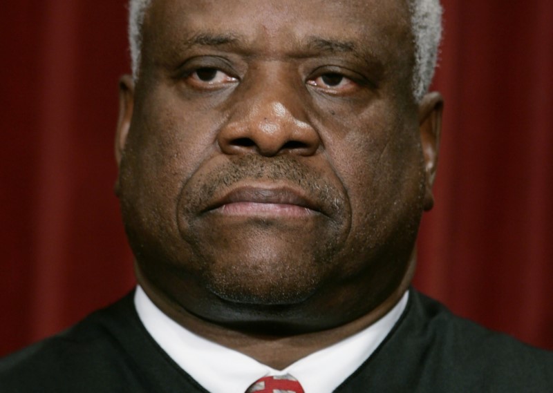 © Reuters. U.S. Associate Justice Clarence Thomas poses for an official picture with other justices at the U.S Supreme Court in Washington