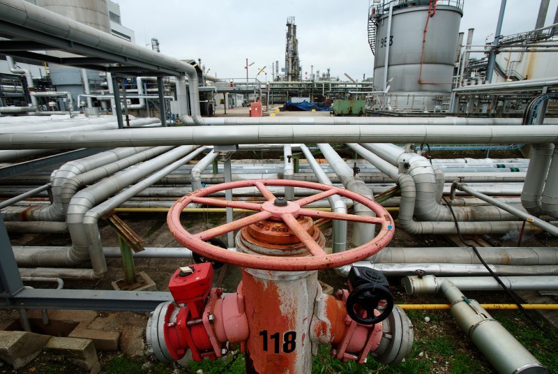 © Reuters. Pipes and valves are pictured at the refinery of Austrian oil and gas group OMV in Schwechat