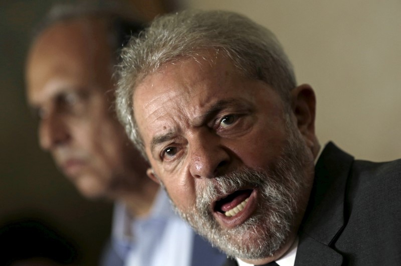 © Reuters. Brazil's former President Lula da Silva talks during a news conference after a meeting with Rio de Janeiro's Governor Pezao in Rio de Janeiro