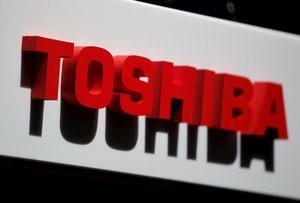 © Reuters. File photo shows the logo of Toshiba Corp at the company's news conference venue in Tokyo