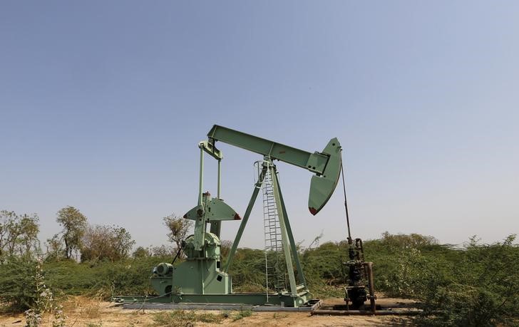 © Reuters. Станок-качалка компании ONGC на нефтяном месторождении близ города Ахмедабад
