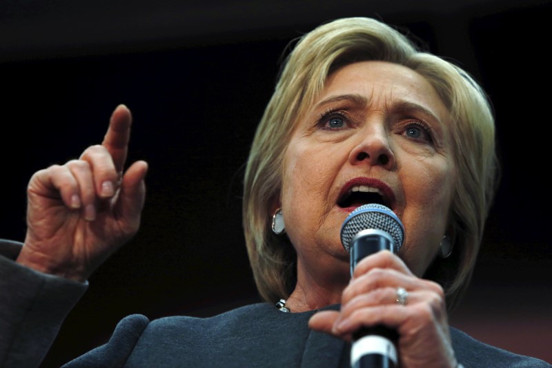 © Reuters. Clinton takes the stage to rally with supporters at George Mason University in Fairfax, Virginia