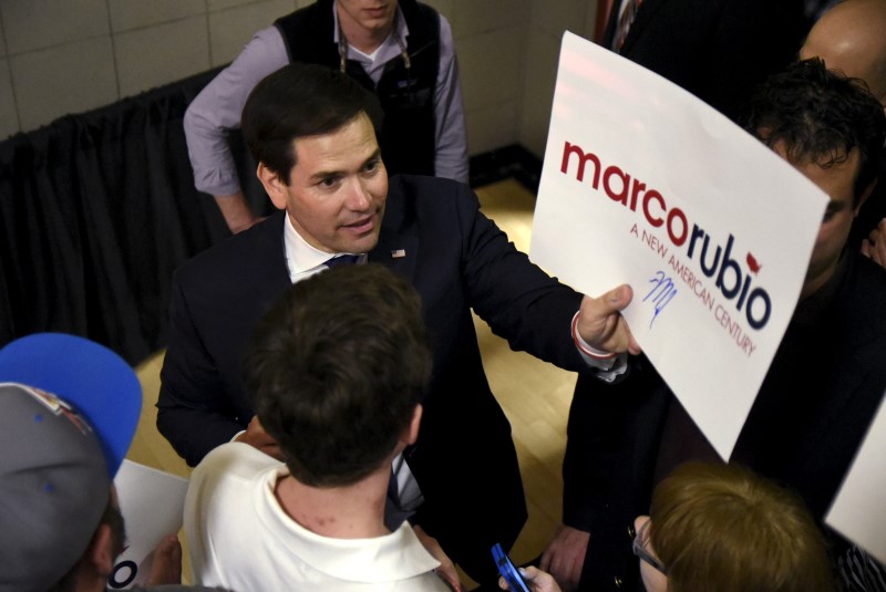 © Reuters. Republican U.S. presidential candidate Marco Rubio greets supporters after a campaign rally on the eve of Super Tuesday in Oklahoma City