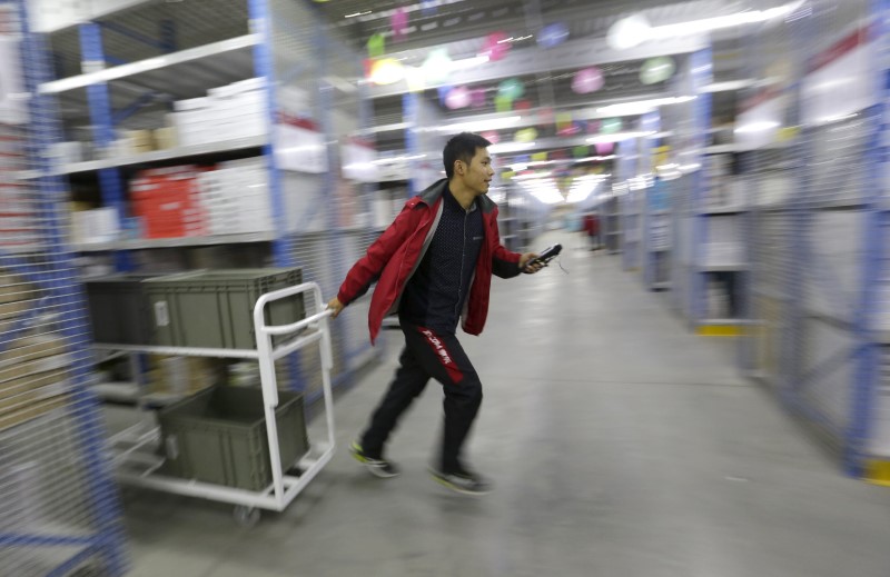 © Reuters. An employee works at a JD.com logistic centre in Langfang