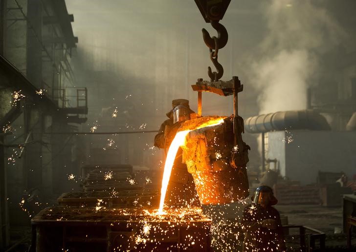 © Reuters. Worker fills molds with molten iron at an iron foundry in Bobruisk