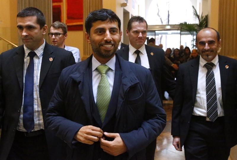 © Reuters. UAE's Oil Minister Mazrouei is accompanied by plainclothes police as he arrives at his hotel ahead of a meeting of OPEC oil ministers in Vienna