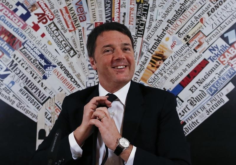 © Reuters. Italy's Prime Minister Matteo Renzi adjusts his tie during a news conference with foreign press in Rome