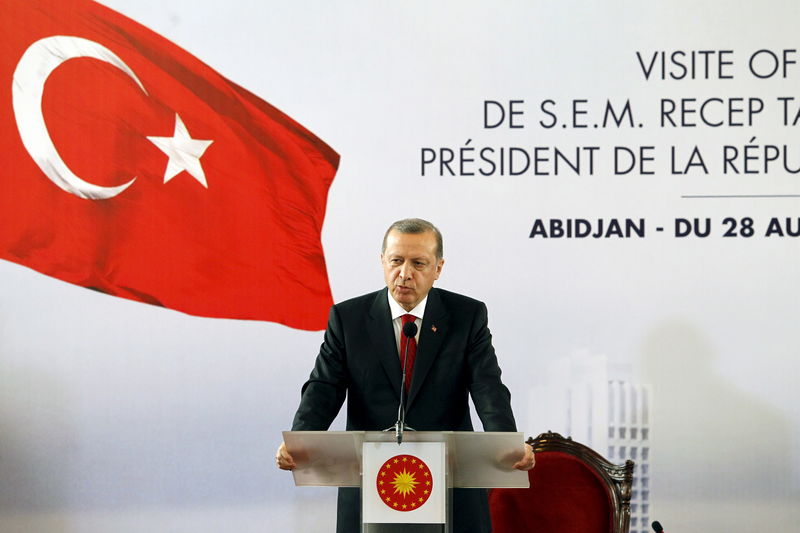 © Reuters. Turkish President Tayyip Erdogan attends a news conference with Ivory Coast's President Alassane Ouattara at the presidential palace in Abidjan