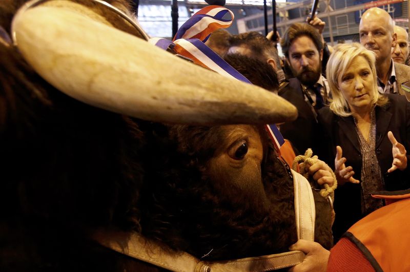 © Reuters. MARINE LE PEN AU SALON DE L'AGRICULTURE