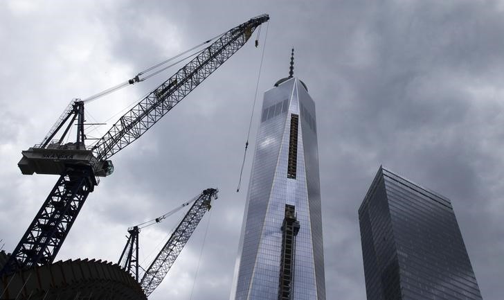 © Reuters. The One World Trade Center tower and Seven World Trade Center are seen towering over lower Manhattan in New York