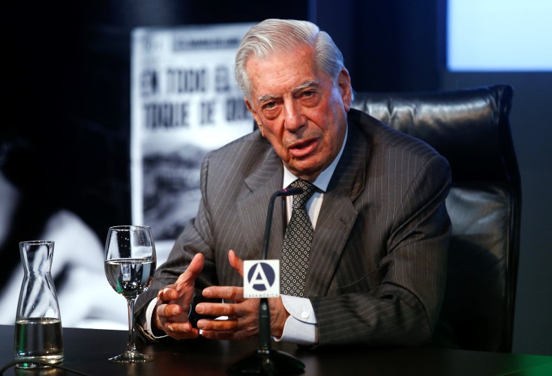 © Reuters. Mario Vargas Llosa, Peruvian writer and recipient of the 2010 Nobel Prize in Literature, attends the presentation of his latest novel "Five Corners" in Madrid, Spain